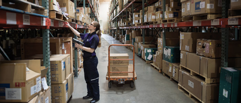 Photo of a FedEx employee working in a warehouse to make money during the pandemic